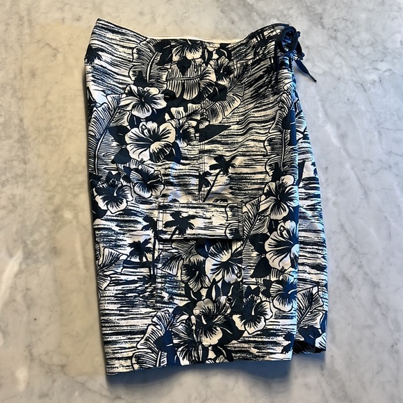 Honolua Hawaii Surf co board shorts. Mens 29. NWOT. Hibiscus Volcano - Picture 2 of 6